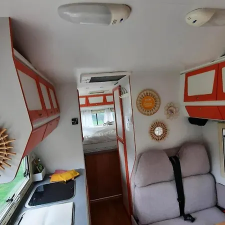 Parque de Campismo Camping Car A 3 Minutes Du Parc Pairi Daiza *